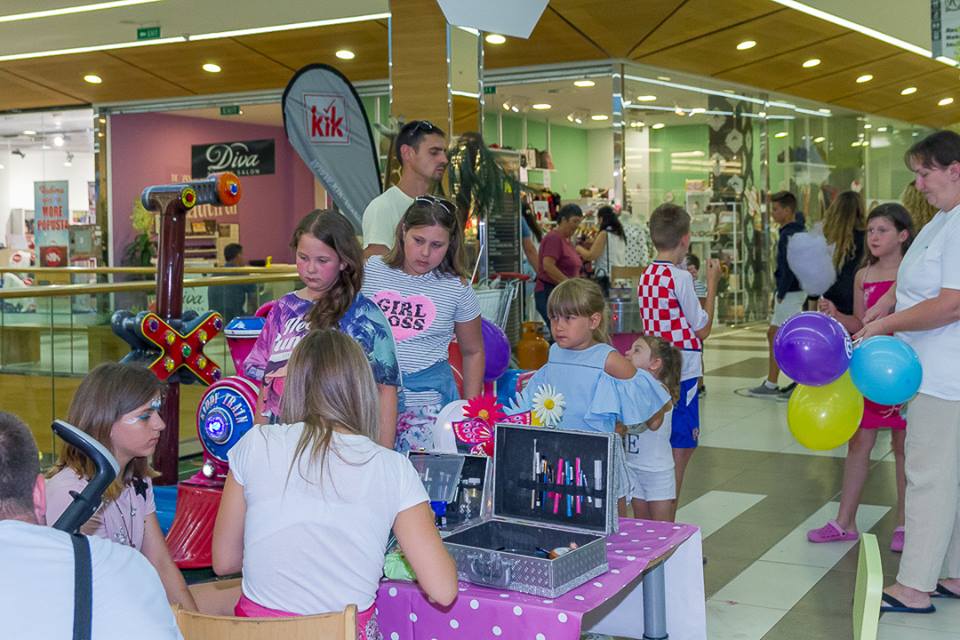 Tomislav Bralić i klapa Intrade na rođendanskoj proslavi Bure centra Tomislav Bralić i klapa Intrade na rođendanskoj proslavi Bure centra