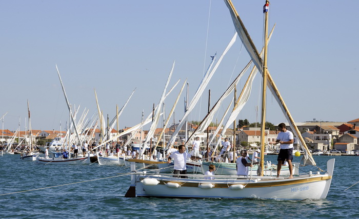 Murter, 021011.
U Murteru odrzana tradicionalna regata brodica ” Latinsko idro” gdje je sudjelovalo sedamdesetak posada.
Na slici: vezivanje za sajlu.
Foto: Jadran Babic / CROPIX Murter, 021011.
U Murteru odrzana tradicionalna regata brodica ” Latinsko idro” gdje je sudjelovalo sedamdesetak posada.
Na slici: vezivanje za sajlu.
Foto: Jadran Babic / CROPIX