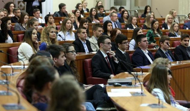 Nakon duzeg vremena Sabornica je danas bila ispunjena do posljednjeg mjesta. Ne radi se, naravno, o redovitom radu Sabora RH, nego je odrzana 3. simulirana sjednica Hrvatskoga sabora za ucenike srednjih skola, koji su pokazali veliki interes za raspravu.