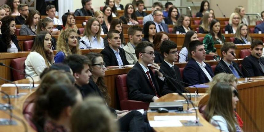 Nakon duzeg vremena Sabornica je danas bila ispunjena do posljednjeg mjesta. Ne radi se, naravno, o redovitom radu Sabora RH, nego je odrzana 3. simulirana sjednica Hrvatskoga sabora za ucenike srednjih skola, koji su pokazali veliki interes za raspravu.