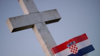 Vukovar: Lampioni osvjetljavaju 938 bijelih križeva na Memorijalnom groblju. Foto: Grgur Žućko/PIXSELL Vukovar: Lampioni osvjetljavaju 938 bijelih križeva na Memorijalnom groblju. Foto: Grgur Žućko/PIXSELL