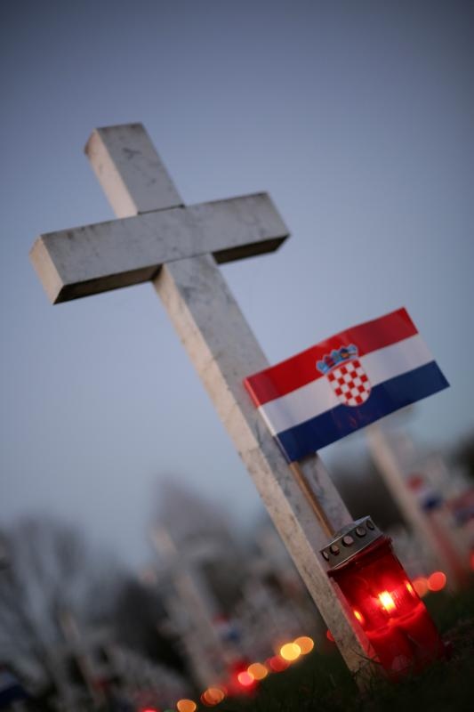 Vukovar: Lampioni osvjetljavaju 938 bijelih križeva na Memorijalnom groblju. Foto: Grgur Žućko/PIXSELL Vukovar: Lampioni osvjetljavaju 938 bijelih križeva na Memorijalnom groblju. Foto: Grgur Žućko/PIXSELL