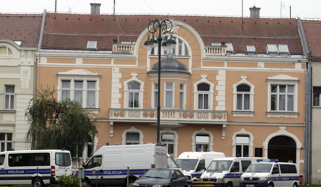 Varazdin, 191010. U danasnjoj akciji policije pod nazivom “Ordinacija” navodno su uhiceni ginekolozi iz bolnice u Varazdinu zbog obavljanja ilegalnih abortusa. Osim petorice iz Varazdina uhiceni su i po jedan lijecnik iz Koprivnice i Bjelovara. Na slici: