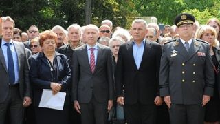 Ministar obrane na otkrivanju spomenika poginulim braniteljima Ministar obrane na otkrivanju spomenika poginulim braniteljima