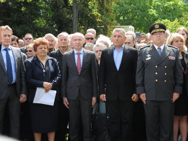 Ministar obrane na otkrivanju spomenika poginulim braniteljima Ministar obrane na otkrivanju spomenika poginulim braniteljima