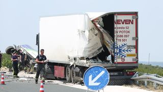 Cisterna s gorivom izletjela s autoceste nakon sudara s tegljačem