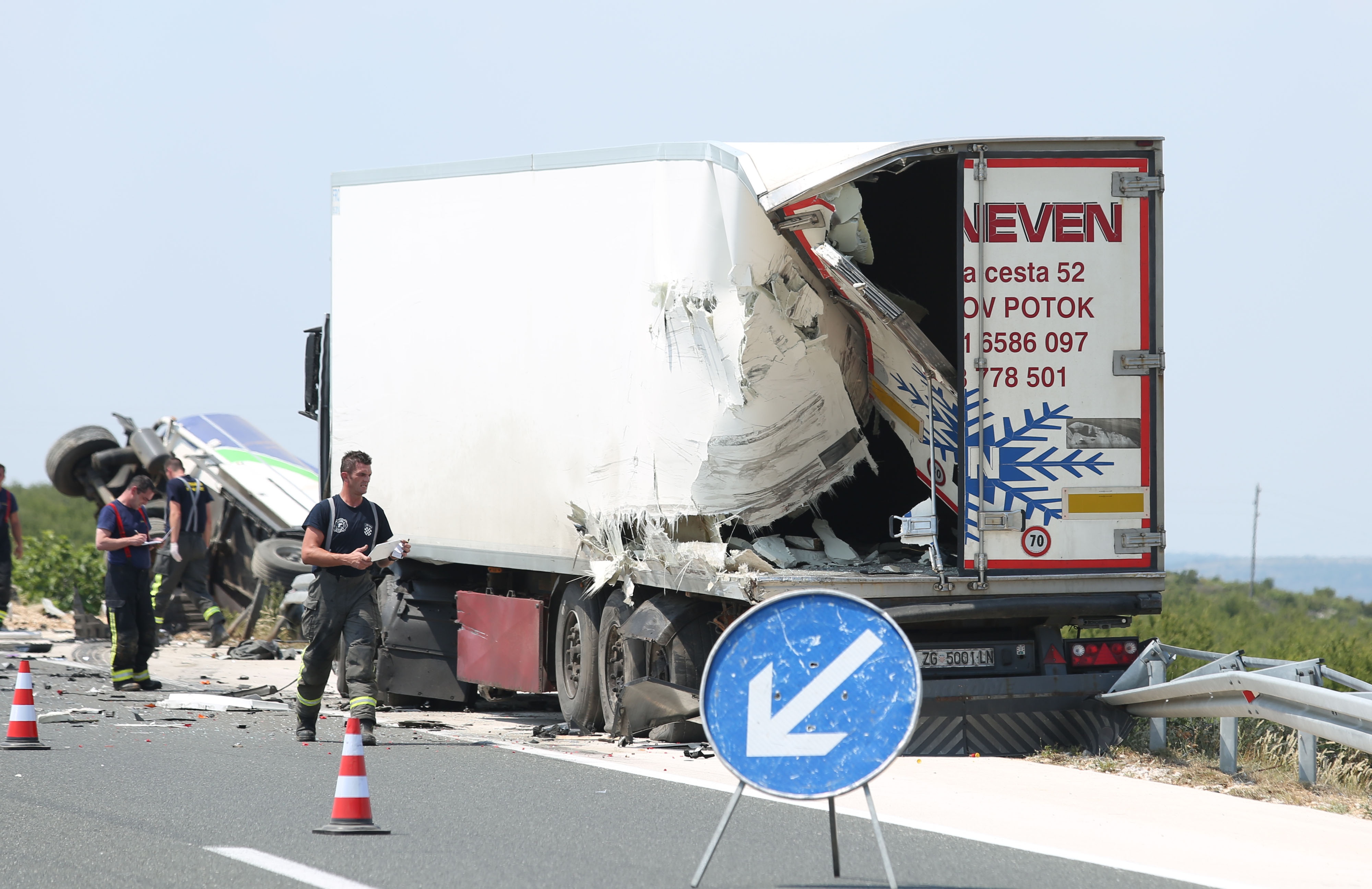 Cisterna s gorivom izletjela s autoceste nakon sudara s tegljačem