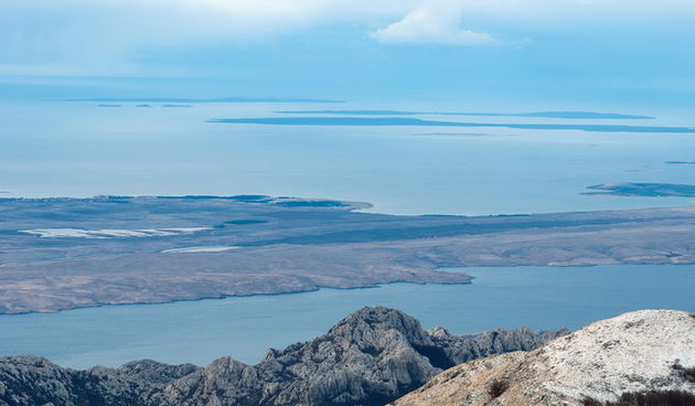 Velebit, 181211.
Nacionalni park Paklenica, juzni Velebit, podrucje Viserujna i Buljme. Pad temperatura i snijeg donio je prvi put ove zime pravi zimski ugodjaj na Velebitu.
Na fotografiji: pogled na Pag i krajnje otoke zadarskog arhipelaga – Premudu, Sil