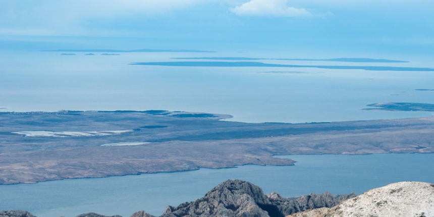 Velebit, 181211.
Nacionalni park Paklenica, juzni Velebit, podrucje Viserujna i Buljme. Pad temperatura i snijeg donio je prvi put ove zime pravi zimski ugodjaj na Velebitu.
Na fotografiji: pogled na Pag i krajnje otoke zadarskog arhipelaga – Premudu, Sil