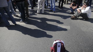 Sarajevo, 051009.
Nekoliko stotina navijaca FK Sarajeva i ostalih gradjana blokiralo je glavnu prometnicu u blizini Predsjednistva BiH u znak prosvjeda zbog ubojstva Vedrana Puljica, koji je ubijen u jucerasnjim krvavim neredima u Sirokom Brijegu.
Foto: Sarajevo, 051009.
Nekoliko stotina navijaca FK Sarajeva i ostalih gradjana blokiralo je glavnu prometnicu u blizini Predsjednistva BiH u znak prosvjeda zbog ubojstva Vedrana Puljica, koji je ubijen u jucerasnjim krvavim neredima u Sirokom Brijegu.
Foto: