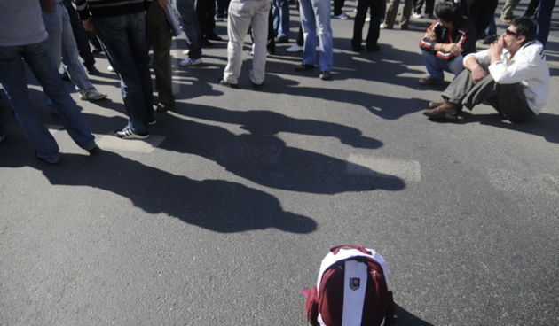 Sarajevo, 051009.
Nekoliko stotina navijaca FK Sarajeva i ostalih gradjana blokiralo je glavnu prometnicu u blizini Predsjednistva BiH u znak prosvjeda zbog ubojstva Vedrana Puljica, koji je ubijen u jucerasnjim krvavim neredima u Sirokom Brijegu. 
Foto: