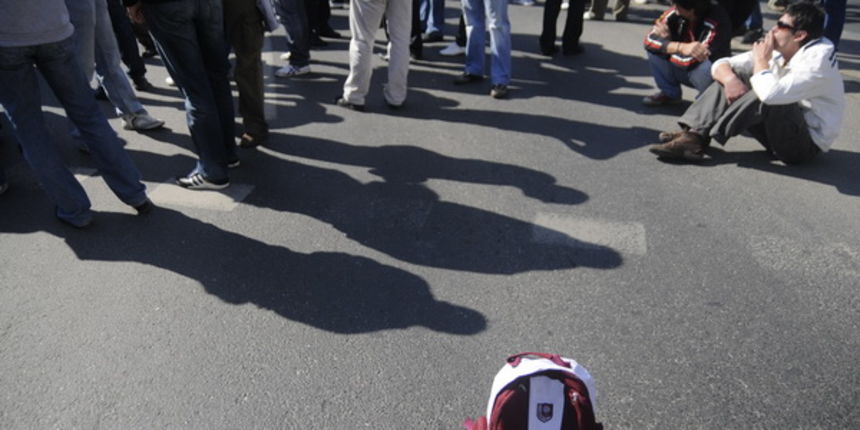 Sarajevo, 051009.
Nekoliko stotina navijaca FK Sarajeva i ostalih gradjana blokiralo je glavnu prometnicu u blizini Predsjednistva BiH u znak prosvjeda zbog ubojstva Vedrana Puljica, koji je ubijen u jucerasnjim krvavim neredima u Sirokom Brijegu.
Foto: Sarajevo, 051009.
Nekoliko stotina navijaca FK Sarajeva i ostalih gradjana blokiralo je glavnu prometnicu u blizini Predsjednistva BiH u znak prosvjeda zbog ubojstva Vedrana Puljica, koji je ubijen u jucerasnjim krvavim neredima u Sirokom Brijegu.
Foto: