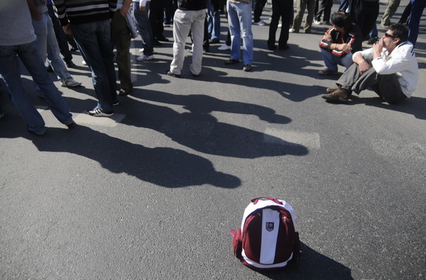 Sarajevo, 051009.
Nekoliko stotina navijaca FK Sarajeva i ostalih gradjana blokiralo je glavnu prometnicu u blizini Predsjednistva BiH u znak prosvjeda zbog ubojstva Vedrana Puljica, koji je ubijen u jucerasnjim krvavim neredima u Sirokom Brijegu.
Foto: Sarajevo, 051009.
Nekoliko stotina navijaca FK Sarajeva i ostalih gradjana blokiralo je glavnu prometnicu u blizini Predsjednistva BiH u znak prosvjeda zbog ubojstva Vedrana Puljica, koji je ubijen u jucerasnjim krvavim neredima u Sirokom Brijegu.
Foto: