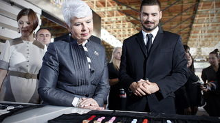 Zagreb, 300911.
Sajam mode Fashion.hr, koji je na Zagrebackom velesajmu okupio 90 izlagaca iz Hrvatske i 29 iz regije, otvorila je predsjednica Vlade RH Jadranka Kosor. 
Na slici: premijerka Kosor razgledava kolekciju satova na sajamu.
Foto: Dragan Matic
