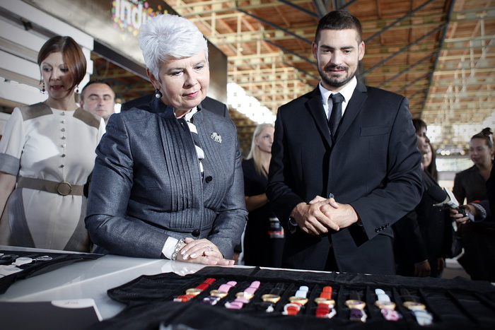 Zagreb, 300911.
Sajam mode Fashion.hr, koji je na Zagrebackom velesajmu okupio 90 izlagaca iz Hrvatske i 29 iz regije, otvorila je predsjednica Vlade RH Jadranka Kosor. 
Na slici: premijerka Kosor razgledava kolekciju satova na sajamu.
Foto: Dragan Matic