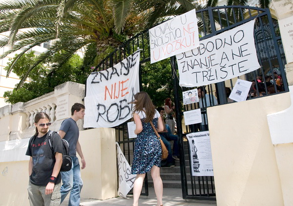 Studentski prosvjed: Zagrlimo rektorat