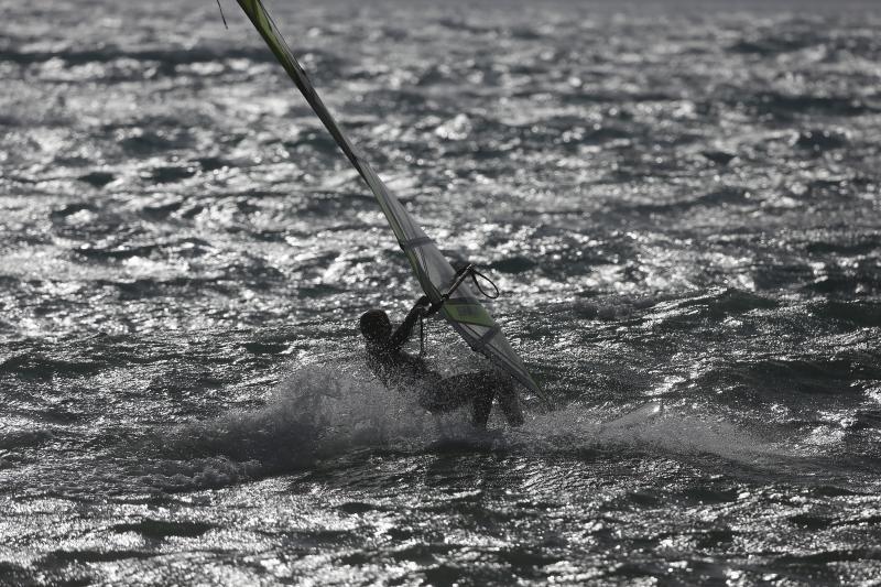 Zadar: Surferi uživaju u valovima koje je prouzročilo snažno jugo, Photo: Filip Brala/PIXSELL