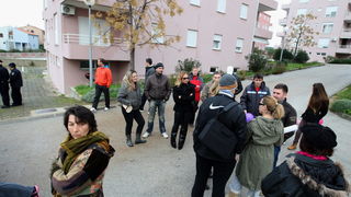Zadar, 171212.
Zadarska tvrtka Franto koju je angazirao Grad Zadar probija put prema stanarima Galicevih zgrada u Diklu cemu se stanari protive te traze vracanje prvobitnog puta jer je ovo privremeno rjesenje. Spor oko pristupnog puta na Poljani Dragutin Zadar, 171212.
Zadarska tvrtka Franto koju je angazirao Grad Zadar probija put prema stanarima Galicevih zgrada u Diklu cemu se stanari protive te traze vracanje prvobitnog puta jer je ovo privremeno rjesenje. Spor oko pristupnog puta na Poljani Dragutin