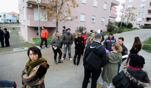 Zadar, 171212. 
Zadarska tvrtka Franto koju je angazirao Grad Zadar probija put prema stanarima Galicevih zgrada u Diklu cemu se stanari protive te traze vracanje prvobitnog puta jer je ovo privremeno rjesenje. Spor oko pristupnog puta na Poljani Dragutin