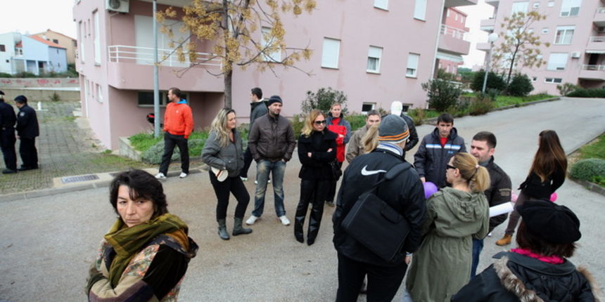 Zadar, 171212.
Zadarska tvrtka Franto koju je angazirao Grad Zadar probija put prema stanarima Galicevih zgrada u Diklu cemu se stanari protive te traze vracanje prvobitnog puta jer je ovo privremeno rjesenje. Spor oko pristupnog puta na Poljani Dragutin Zadar, 171212.
Zadarska tvrtka Franto koju je angazirao Grad Zadar probija put prema stanarima Galicevih zgrada u Diklu cemu se stanari protive te traze vracanje prvobitnog puta jer je ovo privremeno rjesenje. Spor oko pristupnog puta na Poljani Dragutin