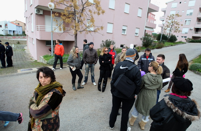 Zadar, 171212.
Zadarska tvrtka Franto koju je angazirao Grad Zadar probija put prema stanarima Galicevih zgrada u Diklu cemu se stanari protive te traze vracanje prvobitnog puta jer je ovo privremeno rjesenje. Spor oko pristupnog puta na Poljani Dragutin Zadar, 171212.
Zadarska tvrtka Franto koju je angazirao Grad Zadar probija put prema stanarima Galicevih zgrada u Diklu cemu se stanari protive te traze vracanje prvobitnog puta jer je ovo privremeno rjesenje. Spor oko pristupnog puta na Poljani Dragutin