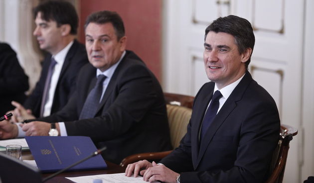 Zagreb, 120112.
Redovna sjednica Vlade RH u Banskim dvorima na Trgu Sv. Marka.
Na slici: Na slici: Predsjednik vlade Zoran Milanovic, u pozadini Radomir Cacic.
Foto: Dragan Matic / CROPIX