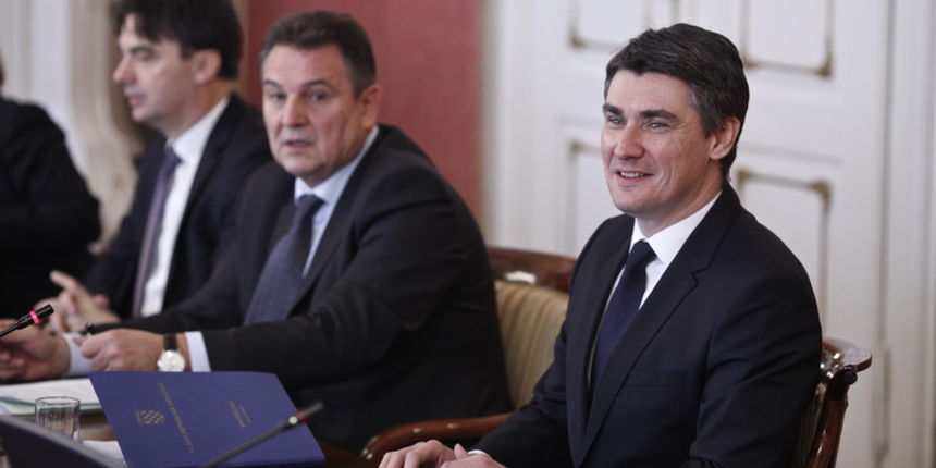 Zagreb, 120112.
Redovna sjednica Vlade RH u Banskim dvorima na Trgu Sv. Marka.
Na slici: Na slici: Predsjednik vlade Zoran Milanovic, u pozadini Radomir Cacic.
Foto: Dragan Matic / CROPIX