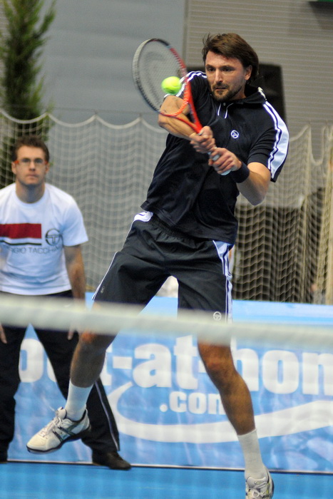 Osijek, 091210.
U osjeckoj dvorani Gradski vrt odigrava se humanitarni teniski spektakl, odnosno dvoboj Gorana Ivanisevica i Ivana Ljubicica. Cilj cijele manifestacije je humanitarnog karaktera. Prikupljena sredstva ici ce za pomoc pri lijecenju hrvatsko Osijek, 091210.
U osjeckoj dvorani Gradski vrt odigrava se humanitarni teniski spektakl, odnosno dvoboj Gorana Ivanisevica i Ivana Ljubicica. Cilj cijele manifestacije je humanitarnog karaktera. Prikupljena sredstva ici ce za pomoc pri lijecenju hrvatsko