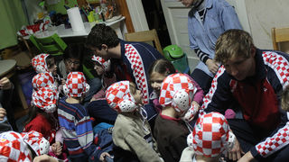 Da hrvatske zlatne Barakude imaju veliko srce pokazali su već prvog dana boravka u Zadru. Posjetili su mališane DV Latica i donijeli im prigodne poklone – vaterpolo kapice hrvatske reprezentacije. Mališani i njihove tete s oduševljenjem su dočekali svoje