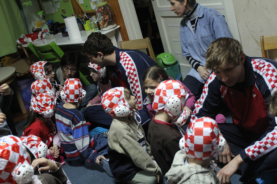 Da hrvatske zlatne Barakude imaju veliko srce pokazali su već prvog dana boravka u Zadru. Posjetili su mališane DV Latica i donijeli im prigodne poklone – vaterpolo kapice hrvatske reprezentacije. Mališani i njihove tete s oduševljenjem su dočekali svoje