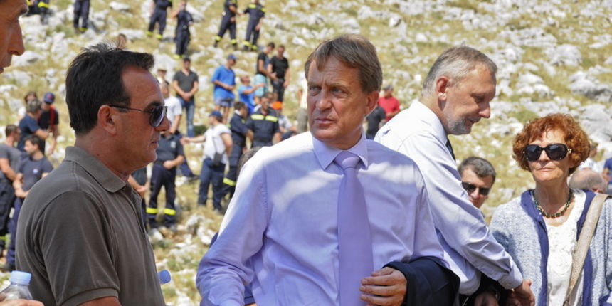 Kornat, 300811.
Obiljezavanje 4. obljetnice kornatske tragedije, u kojoj je, gaseci pozar na Kornatu 30. kolovoza 2007. godine, smrtno stradalo 12 vatrogasaca. Obitelji poginulih vatrogasaca, njihovi prijatelji te visoko izaslanstvo na otoku Kornat, u uv Kornat, 300811.
Obiljezavanje 4. obljetnice kornatske tragedije, u kojoj je, gaseci pozar na Kornatu 30. kolovoza 2007. godine, smrtno stradalo 12 vatrogasaca. Obitelji poginulih vatrogasaca, njihovi prijatelji te visoko izaslanstvo na otoku Kornat, u uv