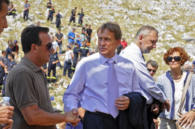 Kornat, 300811.
Obiljezavanje 4. obljetnice kornatske tragedije, u kojoj je, gaseci pozar na Kornatu 30. kolovoza 2007. godine, smrtno stradalo 12 vatrogasaca. Obitelji poginulih vatrogasaca, njihovi prijatelji te visoko izaslanstvo na otoku Kornat, u uv Kornat, 300811.
Obiljezavanje 4. obljetnice kornatske tragedije, u kojoj je, gaseci pozar na Kornatu 30. kolovoza 2007. godine, smrtno stradalo 12 vatrogasaca. Obitelji poginulih vatrogasaca, njihovi prijatelji te visoko izaslanstvo na otoku Kornat, u uv