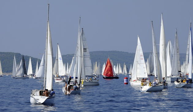 Split, 240911.
Na 80.Mrduja jubilarnoj regati izislo 242 plovila u borbu za veliki trofej. Na startu vjetar nije bio naklonjen jedrilicarima pa su mnogi satima plutali u bonaci.
Na slici: regata.
Foto: Jadran Babic / CROPIX