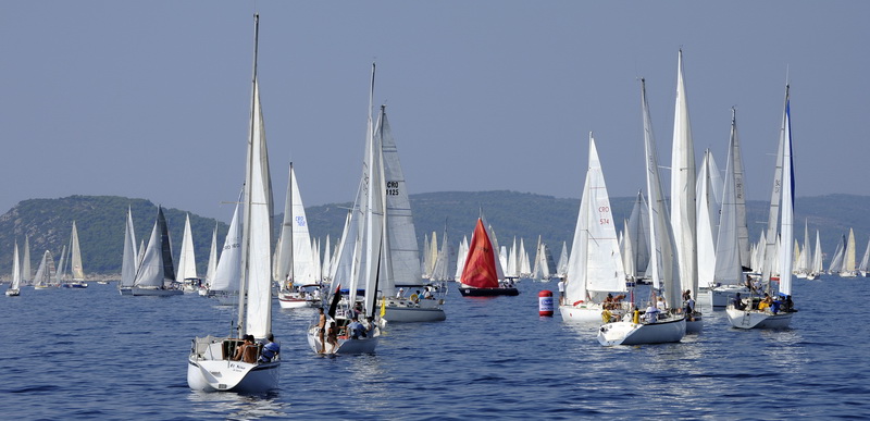 Split, 240911.
Na 80.Mrduja jubilarnoj regati izislo 242 plovila u borbu za veliki trofej. Na startu vjetar nije bio naklonjen jedrilicarima pa su mnogi satima plutali u bonaci.
Na slici: regata.
Foto: Jadran Babic / CROPIX
