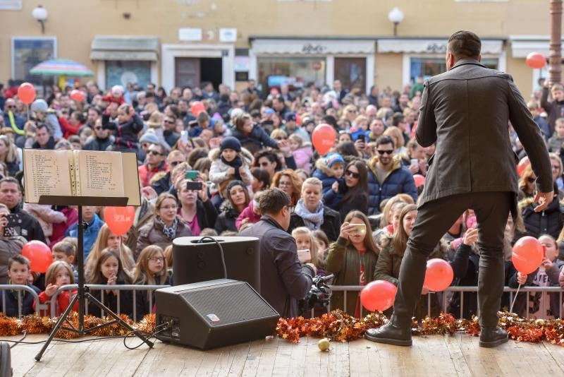Podnevni dječji doček Nove na Narodnom trgu uz kulinarsku radioniicu i koncert Ivana Zaka