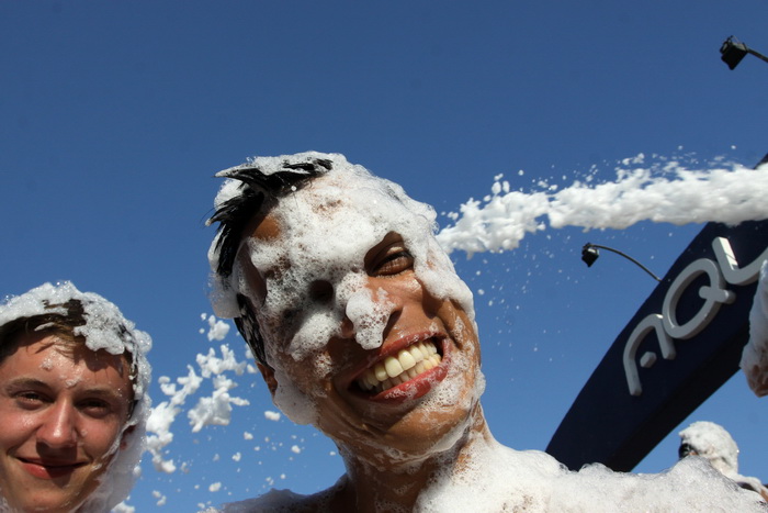 Zrce, Novalja 290710.
Aquarius pjena party srpanj 2010. – Jedan od zastitnih znakova Aquariusa na Zrcu je pjena party. Svakog dana na after beach partyjima on starta u 17.00 te se ponovi jos nekoliko puta. Ove godine Aquarius ima i dodatni top koji baca p Zrce, Novalja 290710.
Aquarius pjena party srpanj 2010. – Jedan od zastitnih znakova Aquariusa na Zrcu je pjena party. Svakog dana na after beach partyjima on starta u 17.00 te se ponovi jos nekoliko puta. Ove godine Aquarius ima i dodatni top koji baca p