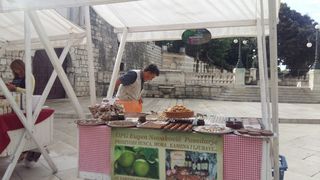 Sajam smokava na Trgu Petra Zoranića Sajam smokava na Trgu Petra Zoranića