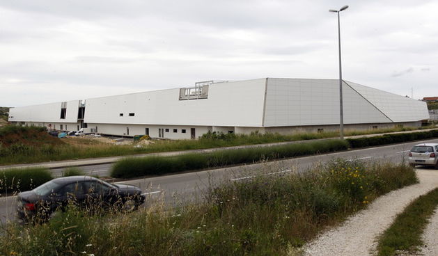 Zadar, 040610. Na samom ulazu u grad uredjuje se vec izgradjen robni centar Supernova. Foto: Jure Miskovic / CROPIX