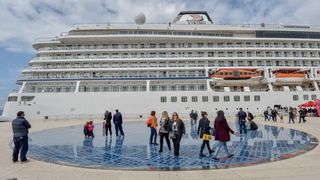 Kruzer Viking Sea na Veliku subotu u Zadar uplovio s oko tisuću turista. Foto: Dino Stanin/PIXSELL Kruzer Viking Sea na Veliku subotu u Zadar uplovio s oko tisuću turista. Foto: Dino Stanin/PIXSELL