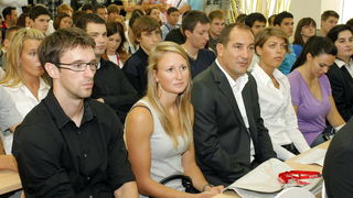 Split, 051010.
Aspira, Visoka skola za sportski menadzment.
Medju upisanim polaznicima skole je Blanka Vlasic, Tina Mihelic, sestre Lucija i Ana Zaninovic, Ivana Brkljacic, Igor Stimac.
Pozdravni govor je odrzao i Zlatko Matesa koji je pozdravio sve prisu Split, 051010.
Aspira, Visoka skola za sportski menadzment.
Medju upisanim polaznicima skole je Blanka Vlasic, Tina Mihelic, sestre Lucija i Ana Zaninovic, Ivana Brkljacic, Igor Stimac.
Pozdravni govor je odrzao i Zlatko Matesa koji je pozdravio sve prisu