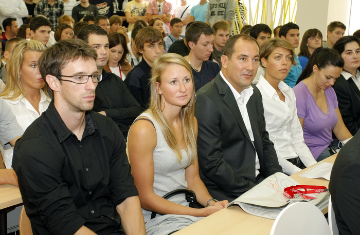 Split, 051010.
Aspira, Visoka skola za sportski menadzment.
Medju upisanim polaznicima skole je Blanka Vlasic, Tina Mihelic, sestre Lucija i Ana Zaninovic, Ivana Brkljacic, Igor Stimac.
Pozdravni govor je odrzao i Zlatko Matesa koji je pozdravio sve prisu Split, 051010.
Aspira, Visoka skola za sportski menadzment.
Medju upisanim polaznicima skole je Blanka Vlasic, Tina Mihelic, sestre Lucija i Ana Zaninovic, Ivana Brkljacic, Igor Stimac.
Pozdravni govor je odrzao i Zlatko Matesa koji je pozdravio sve prisu