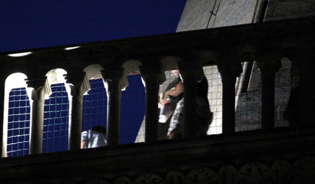 Zadar, 030709.
Veceras oko 21h nepoznati mladic popeo se na vrh zvonika zadarske Katedrale sv. Stosije te je prijetio samoubojstvom. Nakon nesto vise od pola sata djelatnici policije i zadarski gradonacelnik Zvonimir Vrancic odgovorili su ga od tog cina,