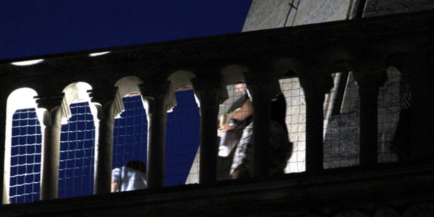 Zadar, 030709.
Veceras oko 21h nepoznati mladic popeo se na vrh zvonika zadarske Katedrale sv. Stosije te je prijetio samoubojstvom. Nakon nesto vise od pola sata djelatnici policije i zadarski gradonacelnik Zvonimir Vrancic odgovorili su ga od tog cina,