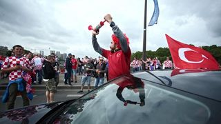 Euro 2016: Hrvatski navijači napravili fenomenalnu atmosferu u Parizu. Photo: Sanjin Strukić/PIXSELL Euro 2016: Hrvatski navijači napravili fenomenalnu atmosferu u Parizu. Photo: Sanjin Strukić/PIXSELL