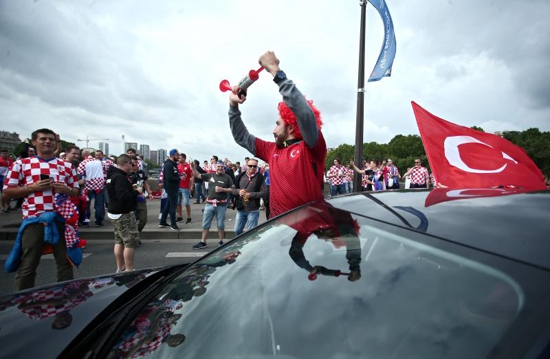 Euro 2016: Hrvatski navijači napravili fenomenalnu atmosferu u Parizu. Photo: Sanjin Strukić/PIXSELL Euro 2016: Hrvatski navijači napravili fenomenalnu atmosferu u Parizu. Photo: Sanjin Strukić/PIXSELL