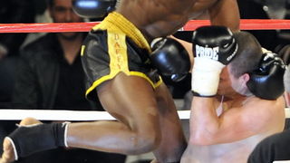 Split, 270310.
Veceras se u Spaladium Areni odrzava spektakl “Obracun u ringu 10” povodom 15-te obljetnice boksackog kluba Pit Bull. Borci ce nastupiti u 17 atraktivnih K1 i MMA ( ultimate fight) borbama.
Na fotografiji: Frane Radnic i Philippe Salmon.
Fo