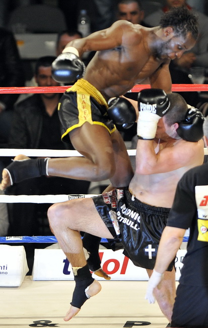 Split, 270310.
Veceras se u Spaladium Areni odrzava spektakl “Obracun u ringu 10” povodom 15-te obljetnice boksackog kluba Pit Bull. Borci ce nastupiti u 17 atraktivnih K1 i MMA ( ultimate fight) borbama.
Na fotografiji: Frane Radnic i Philippe Salmon.
Fo