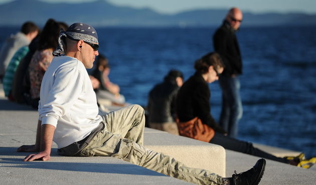 Zadar, 140413.
Zadrani i sve veci broj turista uzivaju u suncanom nedjeljnom poslijepodnevu setajuci se starim dijelom grada.
Na fotografiji: detalj s poluotoka.
Foto: Luka Gerlanc / CROPIX