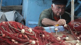 Krpanje ribarske mriže posao koji se sve manje viđa uz obalu Jadrana. Photo: Ivo Čagalj/PIXSELL Krpanje ribarske mriže posao koji se sve manje viđa uz obalu Jadrana. Photo: Ivo Čagalj/PIXSELL