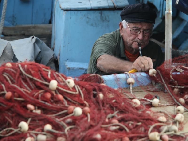 Krpanje ribarske mriže posao koji se sve manje viđa uz obalu Jadrana. Photo: Ivo Čagalj/PIXSELL Krpanje ribarske mriže posao koji se sve manje viđa uz obalu Jadrana. Photo: Ivo Čagalj/PIXSELL